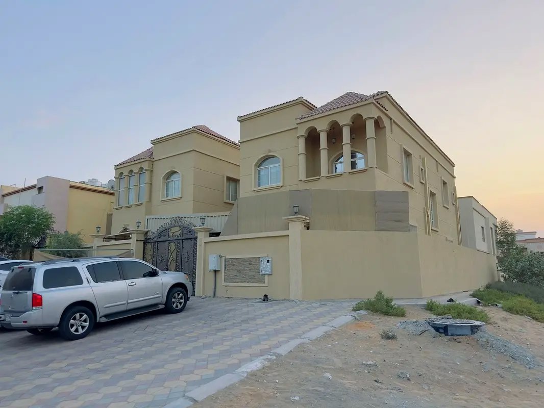 للايجار فيلا في المويهات 2 بعجمان 5 غرف ومجلس وصاله ومطبخ واسع مع غرفة خادمه